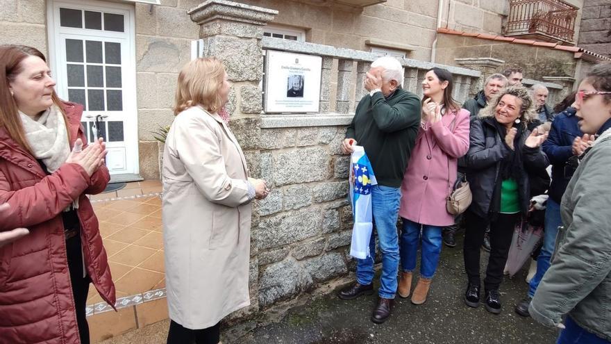 Lito Rodríguez descubre emocionado la placa en la casa de Emilia, junto a la nieta, entre los aplausos de la alcaldesa, detrás, y ediles.