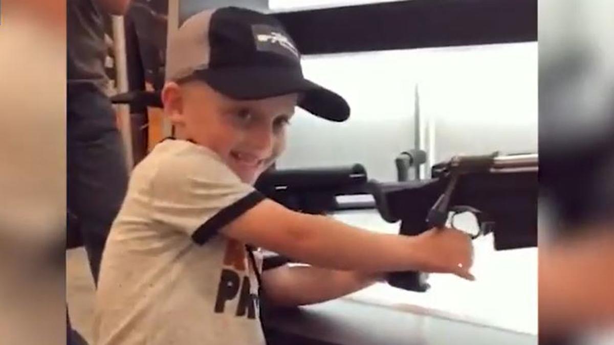 Un niño de 4 años maneja un rifle con destreza