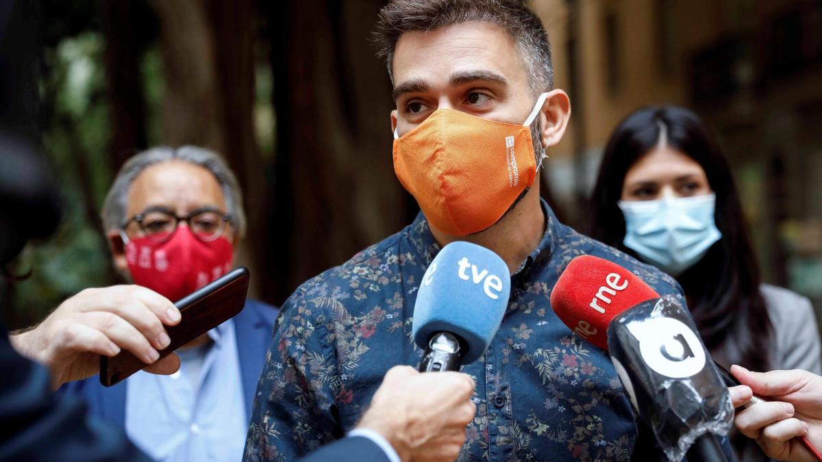 Fran Ferri, síndic de Compromís, comenta las medidas con la prensa en el patio de las Corts Valencianes.