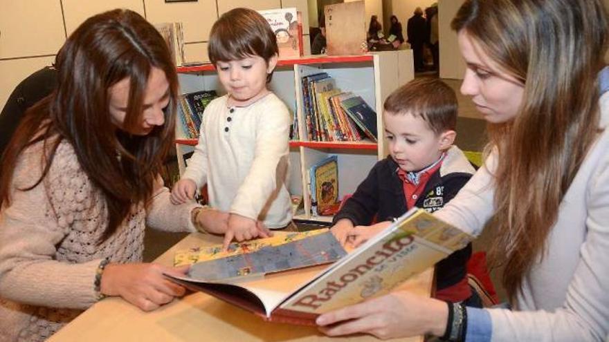 Dos pequeños con sus madres en el Salón do Libro 2014.  // Rafa Vázquez