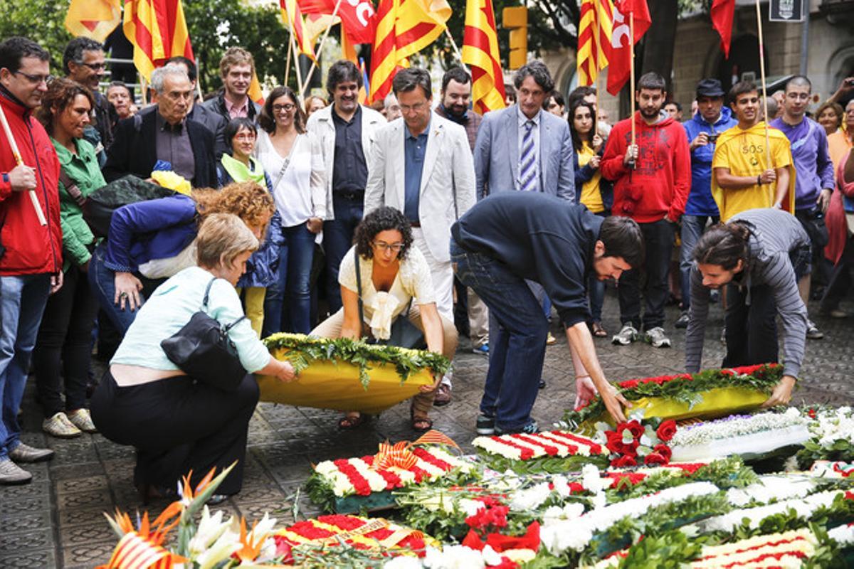 La secretaria general de ERC, Marta Rovira (en el centro de la foto), ha augurado un éxito rotundo de la Via Catalana a pesar de las inclemencias meteorológicas.
