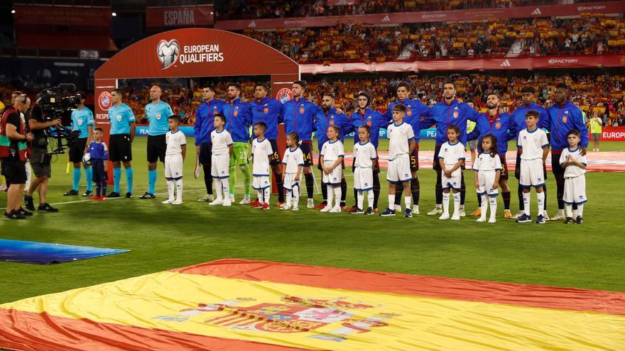 Los jugadores de España escuchan el himno nacional en una foto de archivo de Jorge Zapata. EFE