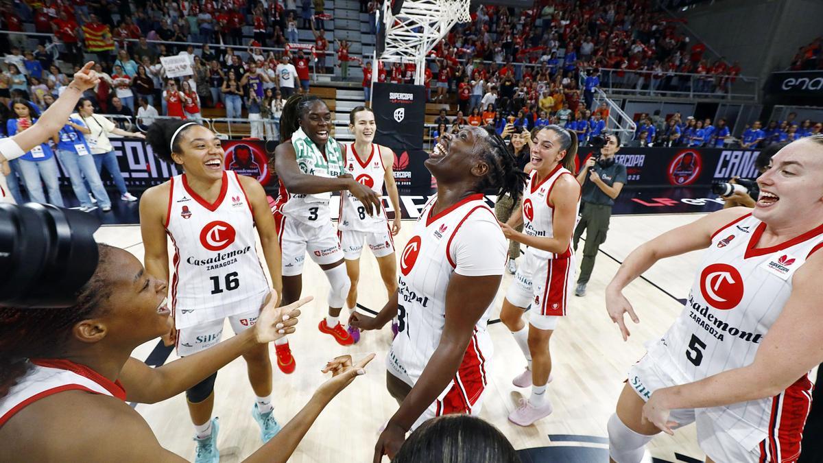 Las jugadoras del Casademont, con Gueye en el medio, bailando durante la celebración de la Supercopa