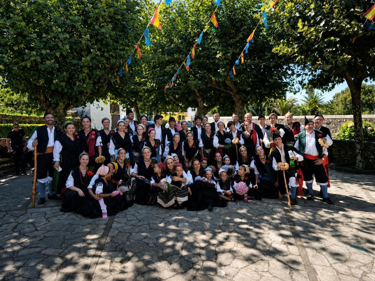 Fotografía de grupo de porrianos y aldeanas de la fiesta de San Antolín de Naves.