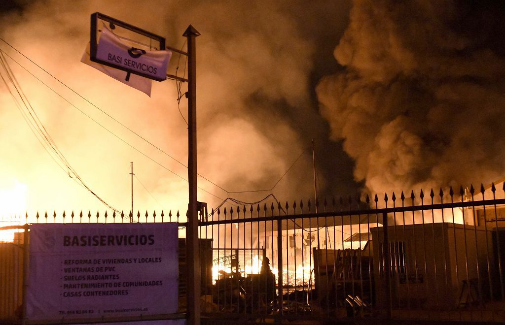 Estas son las imágenes que el aparatoso incendio de Puente Tocinos ha dejado este sábado