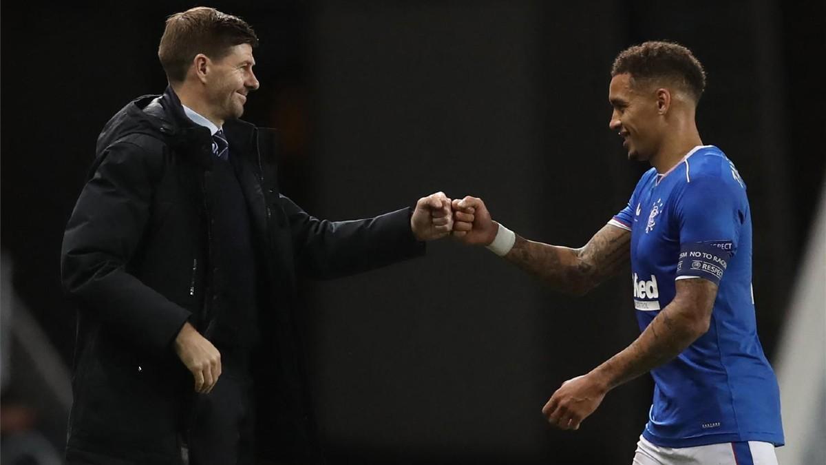 Steven Gerrard celebra una victoria del Rangers con James Tavernier