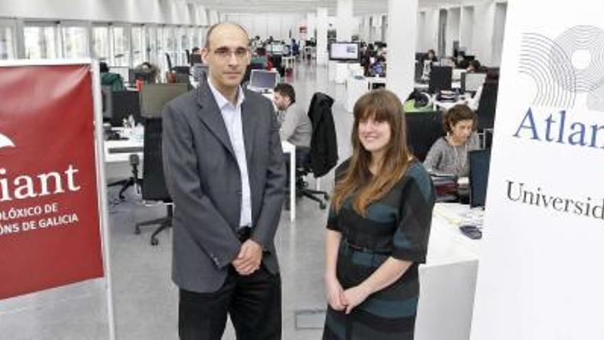 Los directores de Gradiant y AtlantTIC, Fernando Pérez y Nuria González, con los respectivos logos de sus centros        en las instalaciones del primero, situadas en Citexvi, en el campus.  // Marta G. Brea