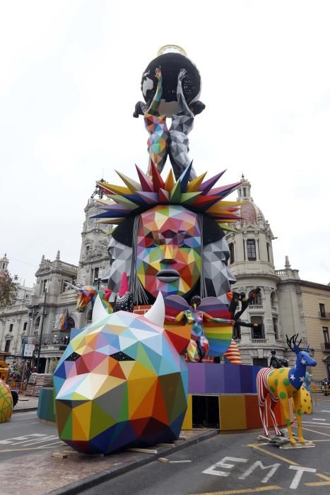 Así es la falla de Okuda en la plaza del Ayuntamiento