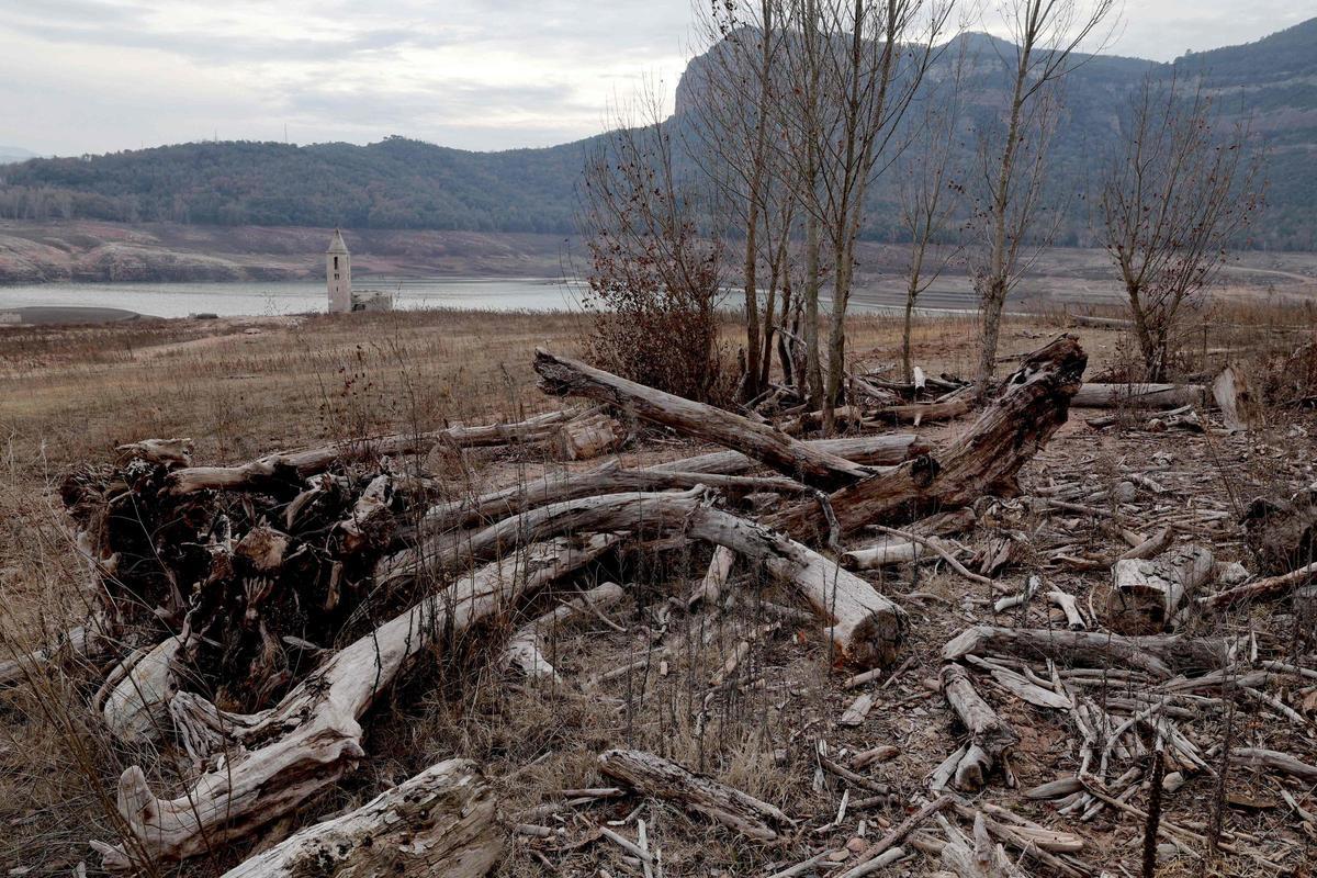 Esta fotografía tomada el 15 de enero de 2024 muestra el suelo seco junto al embalse de bajo nivel de Sau, en la provincia de Girona en Cataluña. Cataluña lucha contra una sequía histórica desde hace tres años y algunos residentes ya experimentan restricciones de agua en su vida diaria