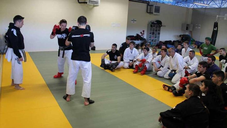 Un instante de la clase de kárate de contacto de Agustín Pedregal, ayer, en el polideportivo.