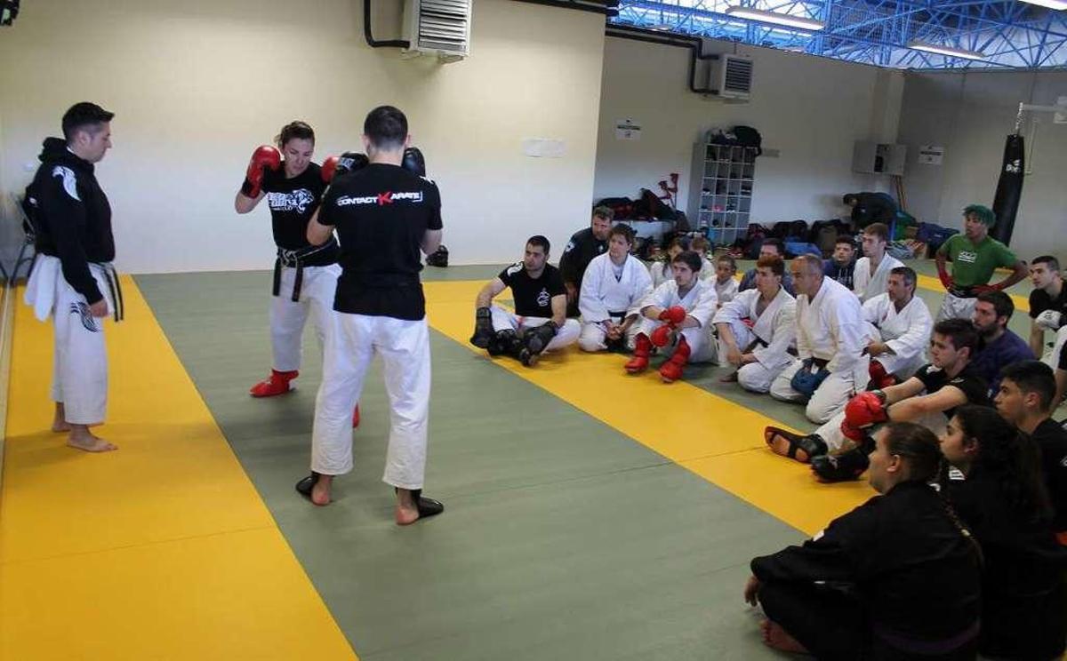 Un instante de la clase de kárate de contacto de Agustín Pedregal, ayer, en el polideportivo.