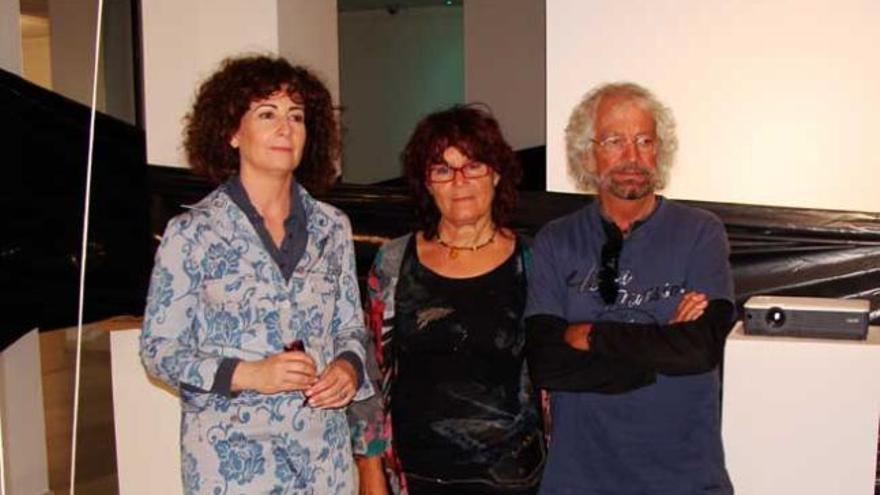 La consellera Pepita Costa junto a los artistas Antonia Torres Tur y Juan García - Gatica.