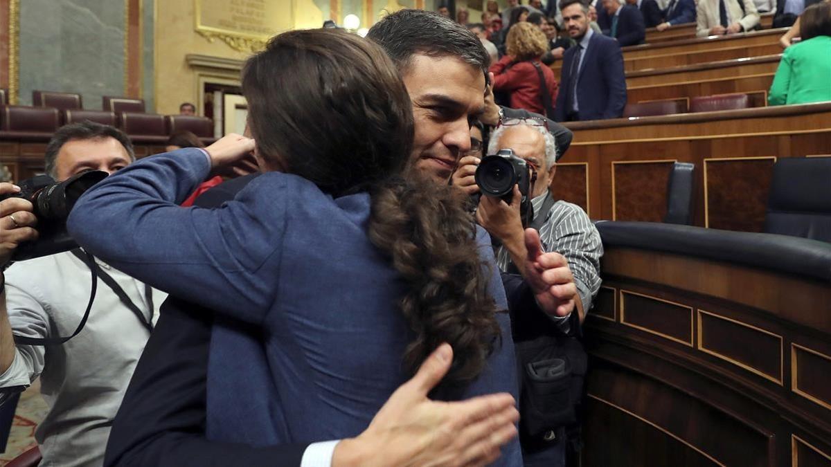 Pedro Sánchez y Pablo Iglesias fundidos en un abrazo en el hemiciclo del Congreso, tras el debate de la moción de censura.