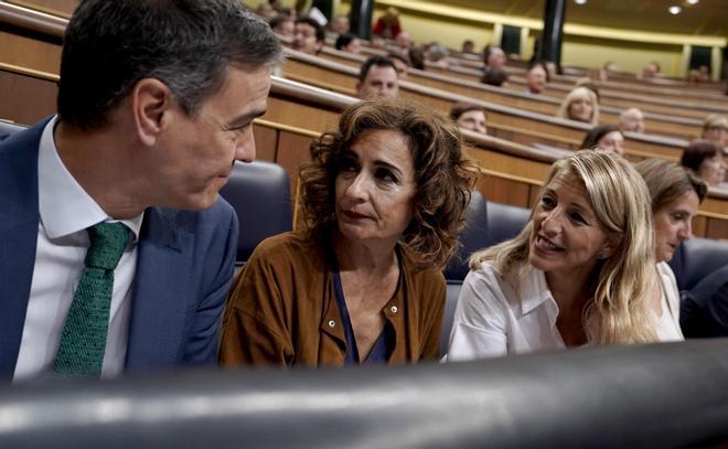 Pedro Sánchez, María Jesús Montero y Yolanda Díaz en la sesión de control del Gobierno, en el Congreso