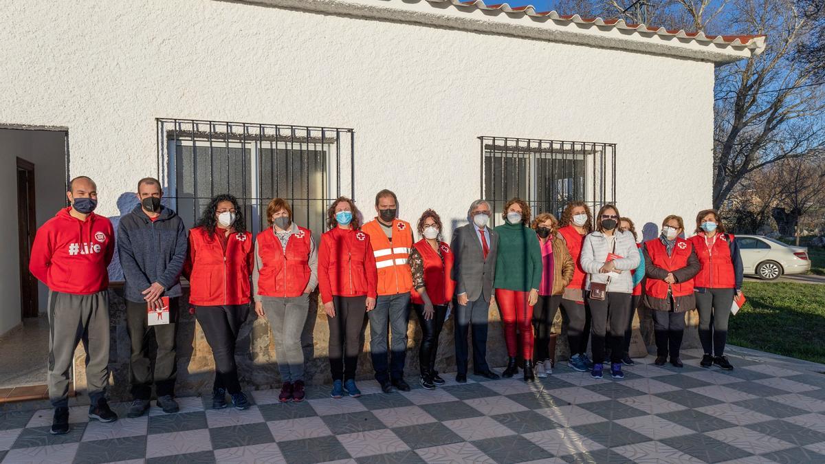 Luis Utrila y Chema García con voluntarios de Cruz Roja.