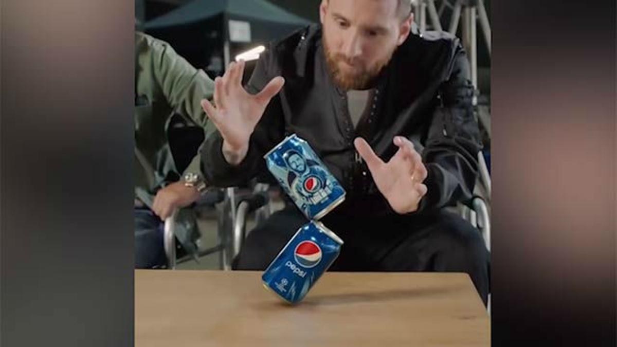 Messi vuelve a hacer magia con dos latas de Pepsi