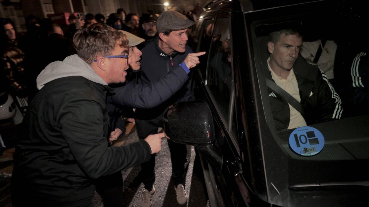 Así fue el recibimiento de la afición a los jugadores del Real Oviedo en el Tartiere tras la derrota en Sevilla y la destitución de Carrión