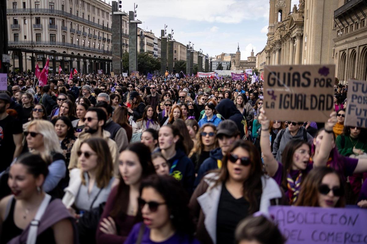 En imágenes | La marea feminista viste de morado el centro de Zaragoza por el 8M