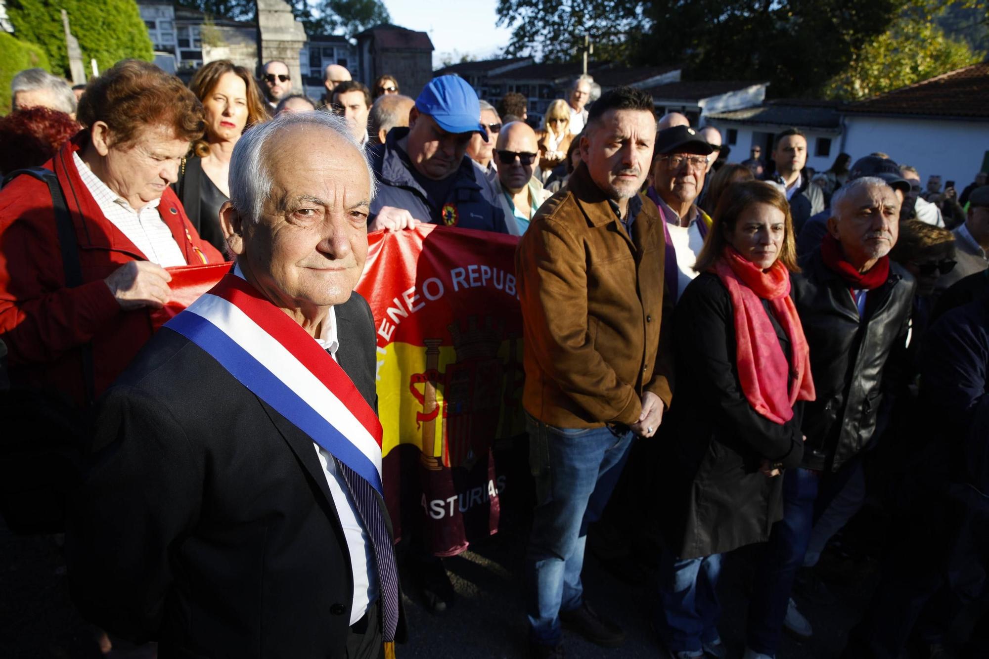 EN IMÁGENES: La inhumación de los restos de José Barreiro en Langreo