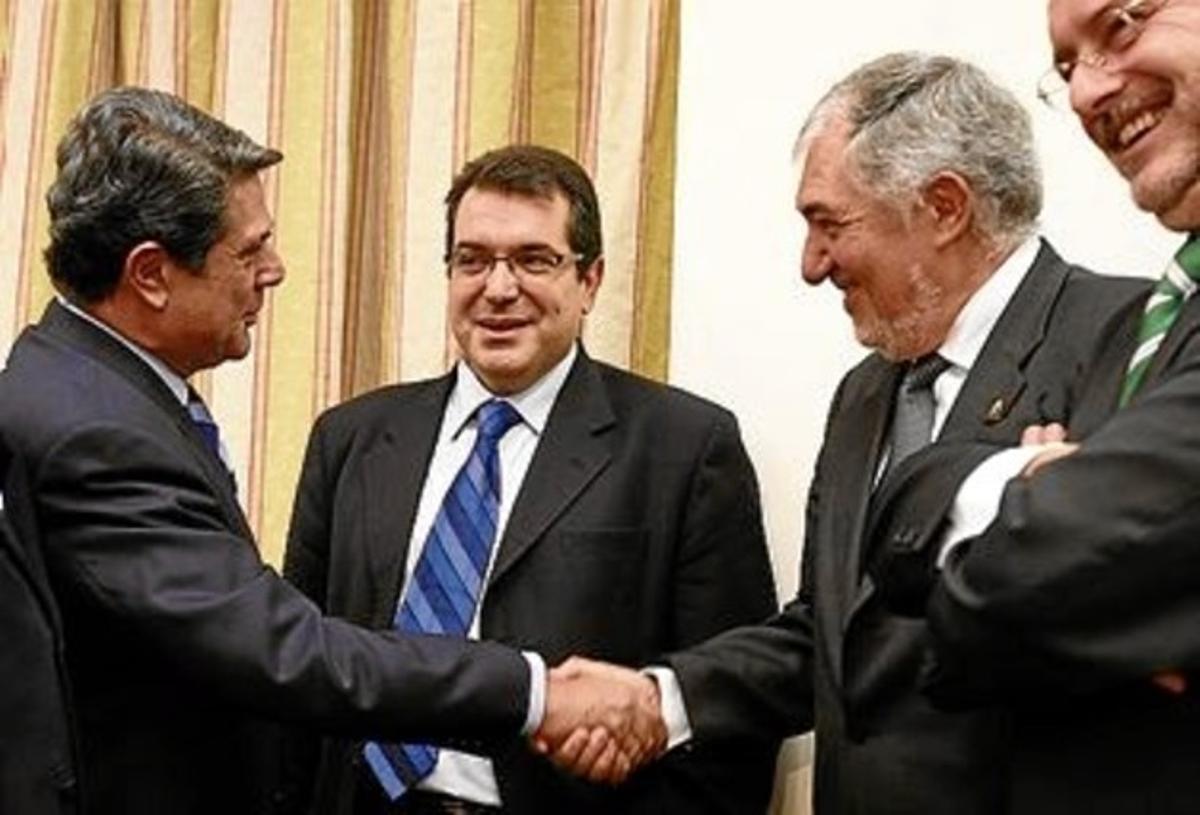 Trillo i Conde-Pumpido se saluden davant Jordi Jané (CiU), ahir. Trillo i Conde-Pumpido se saluden davant Jordi Jané (CiU), ahir.