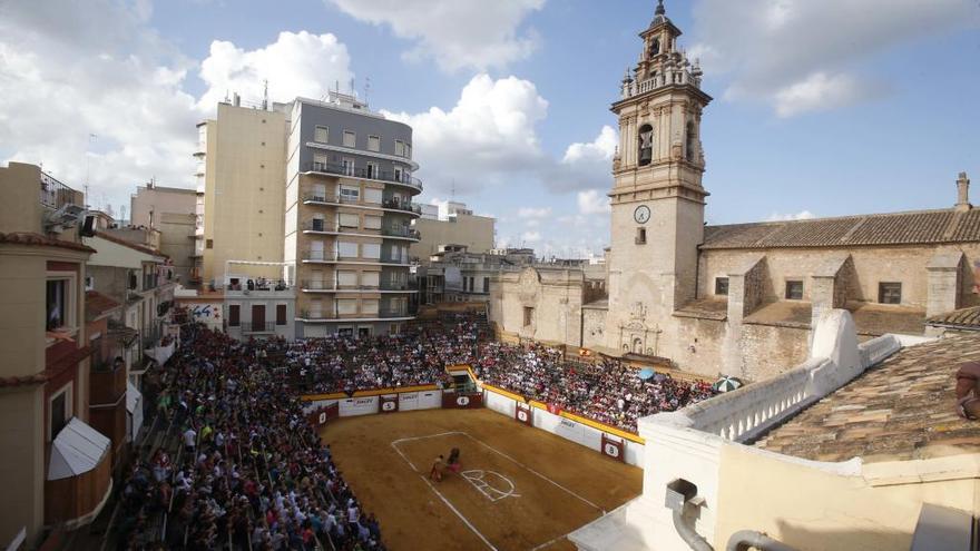 El original aspecto de la plaza de toros de la Ribera, ubicada en el corazón del municipio.