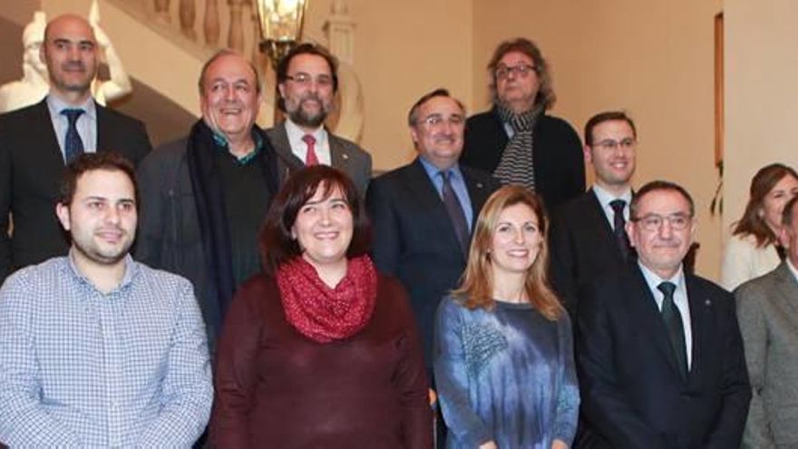 Representantes de todas las instituciones que han suscrito el acuerdo, ayer en el Ayuntamiento de Castelló.