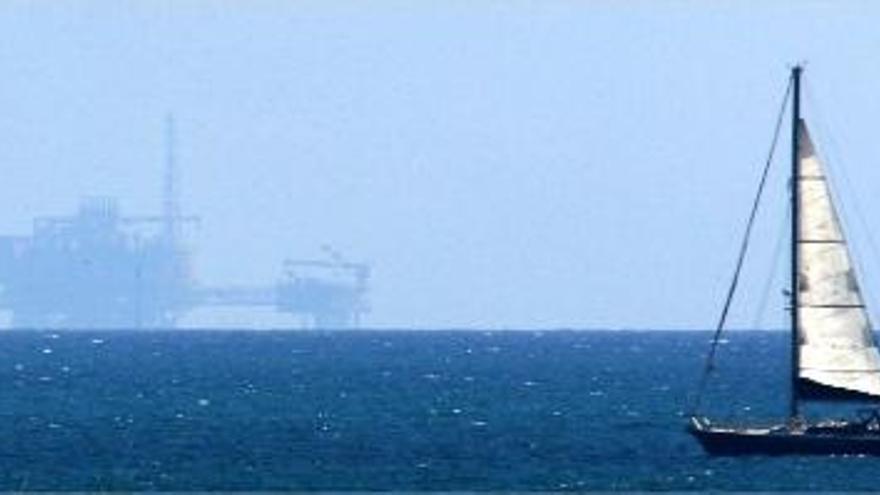 Al fondo, la plataforma de inyección del proyecto Castor en una imagen captada ayer desde la playa del Ciment d&#039;Alcanar.