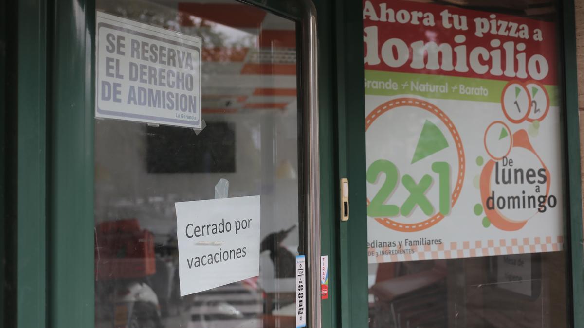 Un establecimiento con el cartel de &#039;Cerrado por vacaciones&#039;