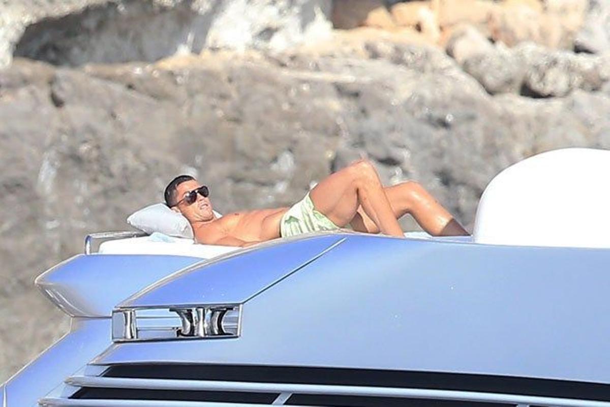 Cristiano Ronaldo toma el sol en la cubierta del barco con gafas de sol