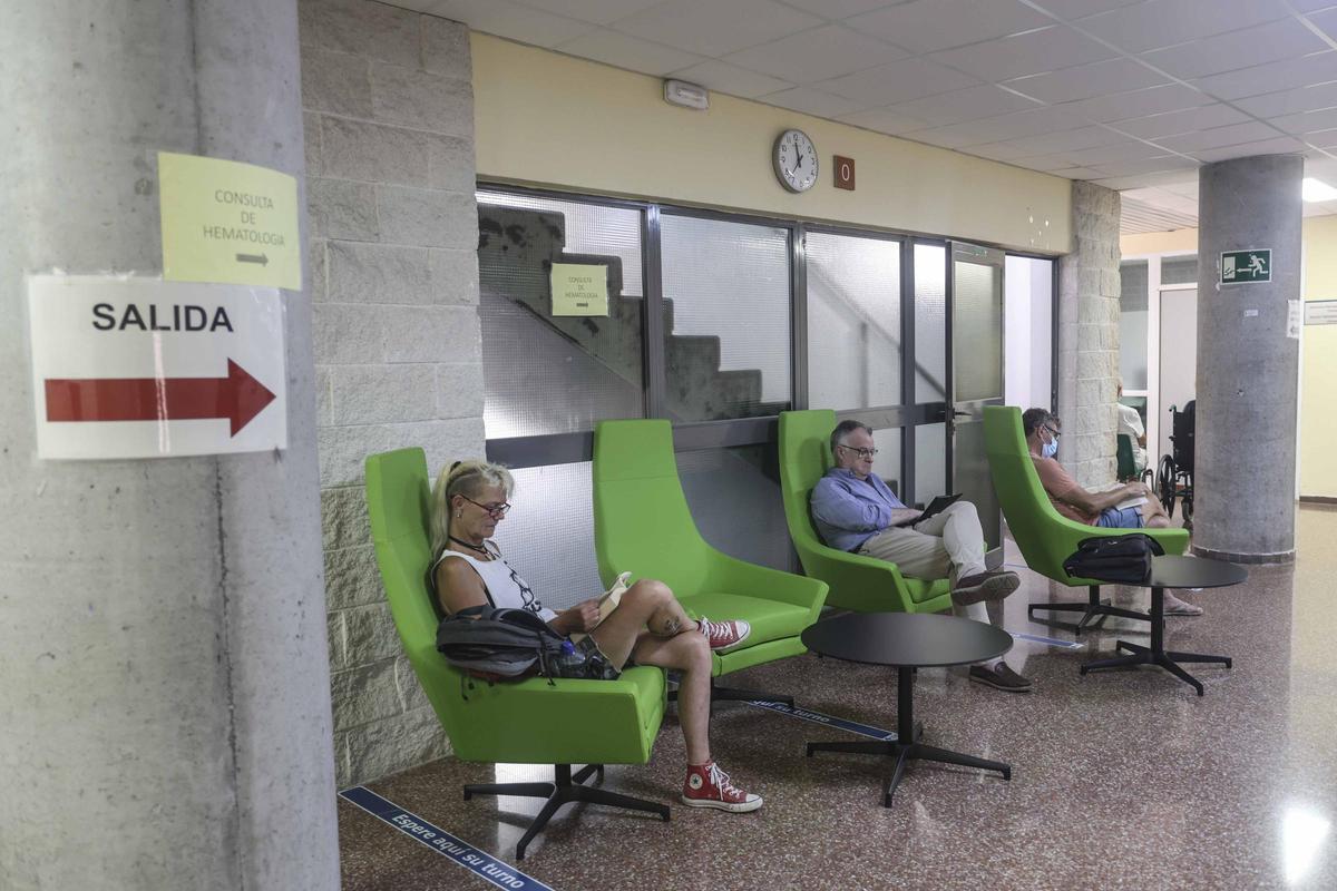El hospital de San Juan incorpora nuevo mobiliario para "humanizar" las salas de espera