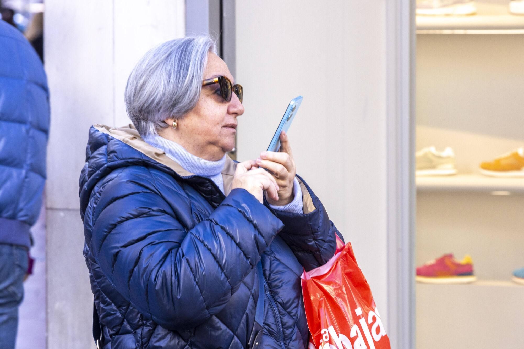 EN IMÁGENES: El  tiempo gélido anima las rebajas en Oviedo