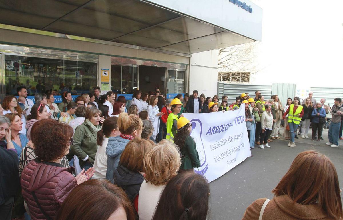 Manifestación a las puertas del CHUO, la pasada primavera, tras los derrumbes de falsos techos en el Materno Infantil, que se vaciará este mes para el traslado del área de partos y hospitalización.