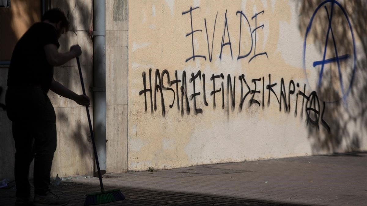 zentauroepp50508963 a man cleans the street in santiago  chile on october 21  20191021183400