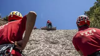 Dos escaladores heridos críticos en Montserrat al caerles piedras encima