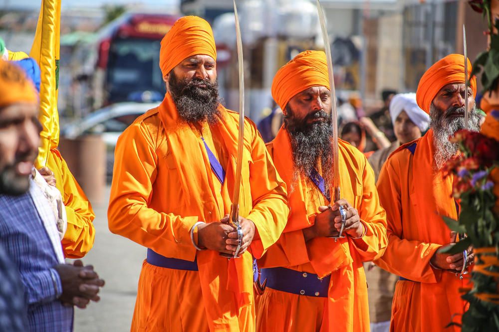 La comunidad Sikh recorre Torrevieja en un colorid