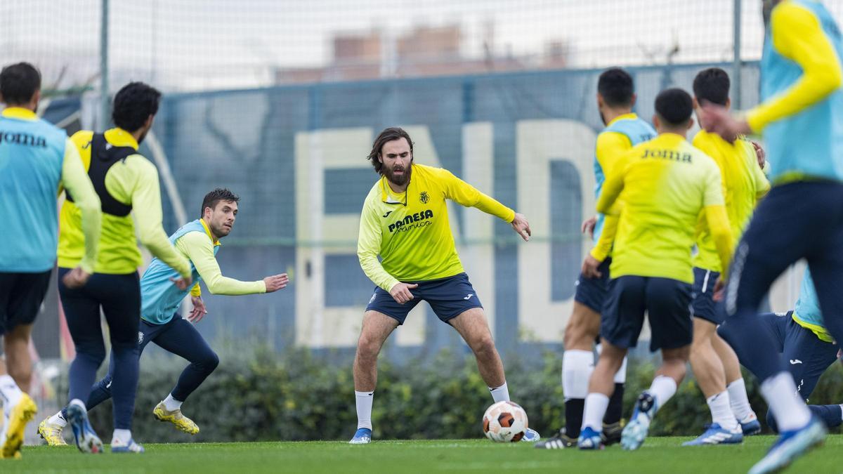 Ben Brereton y los demás jugadores del Villarreal durante el entrenamiento de este martes en la Ciudad Deportiva José Manuel Llaneza.
