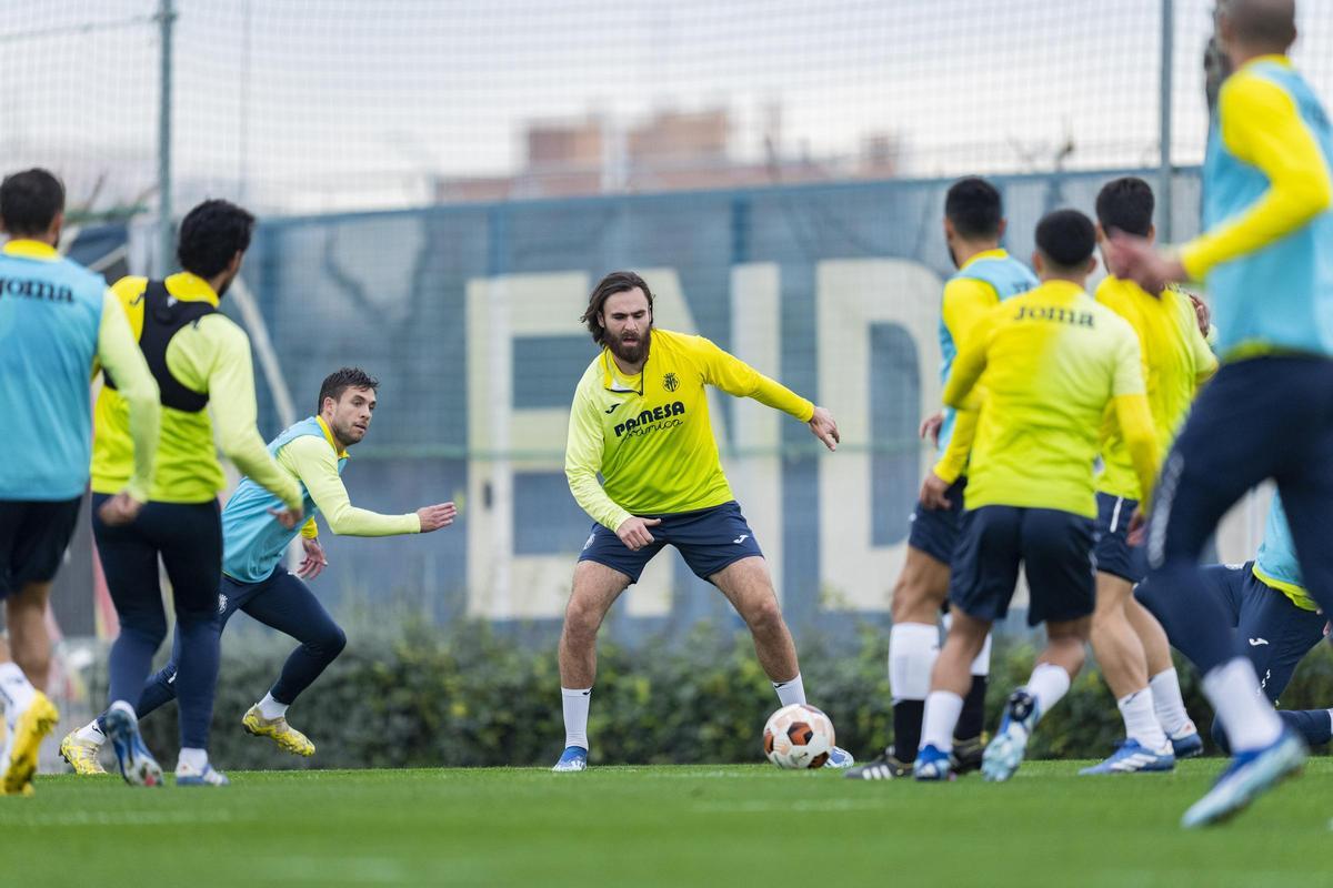 Ben Brereton y los demás jugadores del Villarreal durante el entrenamiento de este martes en la Ciudad Deportiva José Manuel Llaneza.