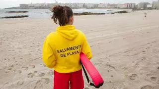 Un madrileño denuncia no entender el aviso de "Bandeira Vermella" del Concello da Coruña: "Iré a la playa con mis hijas"