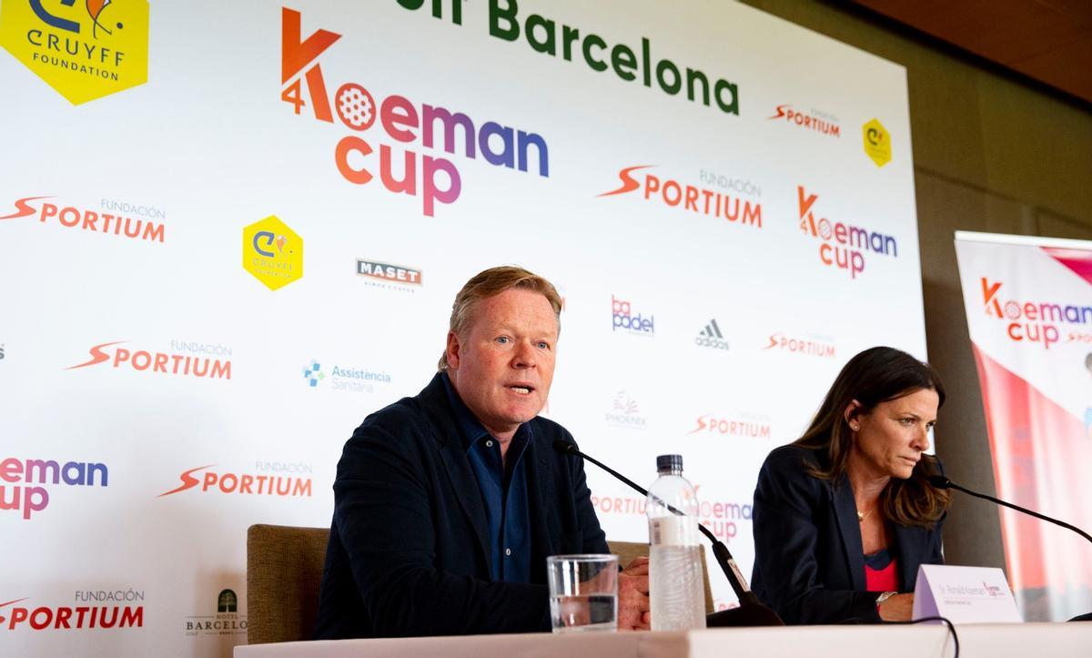 Koeman y Pati Roura, directora de 'Cruyff Foundation', en el club de golf de Barcelona.