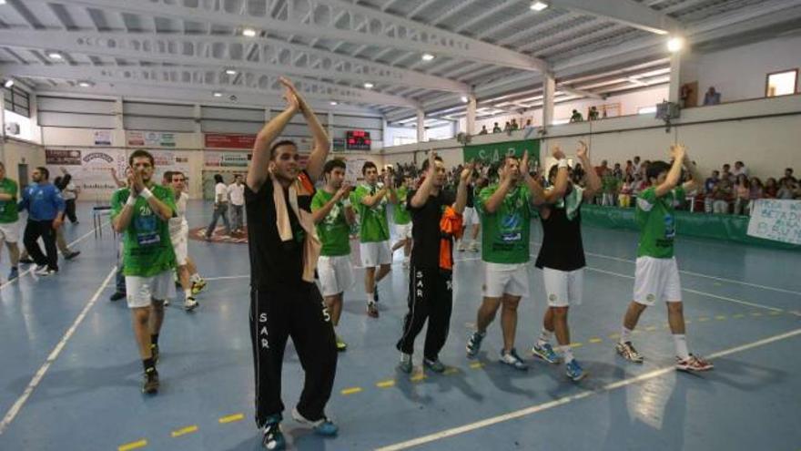 Los jugadores del SAR agradecen el apoyo a sus aficionados a la conclusión del partido. // Jesús de Arcos