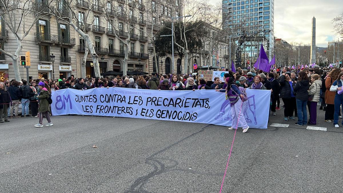 Capçalera de la manifestació del 8-M a Barcelona sota el lema 'Juntes contra les precarietats, les fronteres i els genocidis'