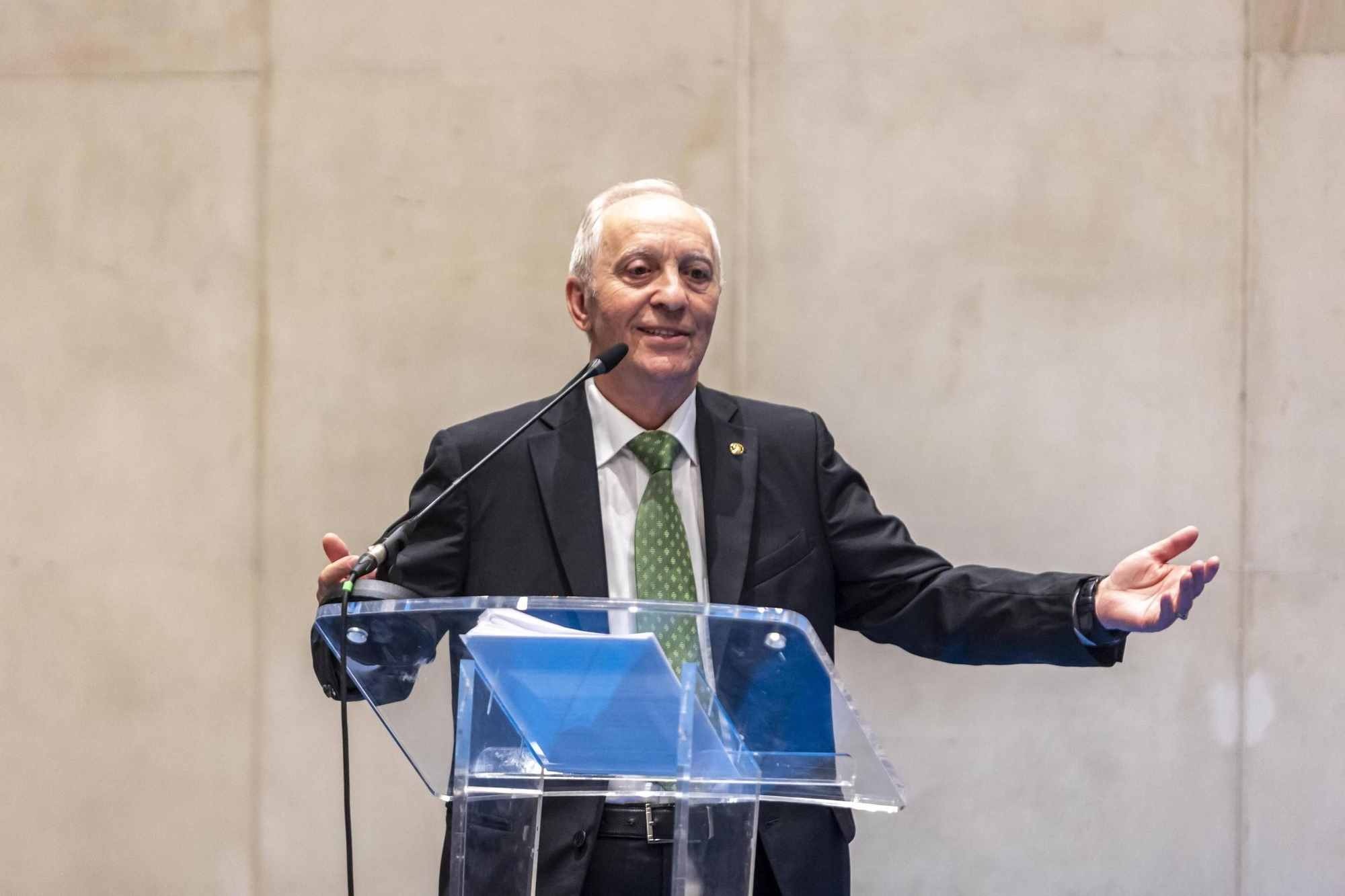 La Asociación Día de Galicia en Asturias entrega su medalla de oro a Adrián Barbón y Carmen Moriyón