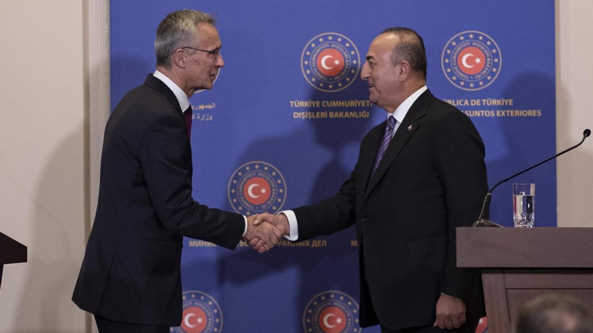El secretario general de la OTAN, Jens Stoltenberg, y el ministro turco de Exteriores, Mevlut Cavusoglu, este jueves en Estambul.