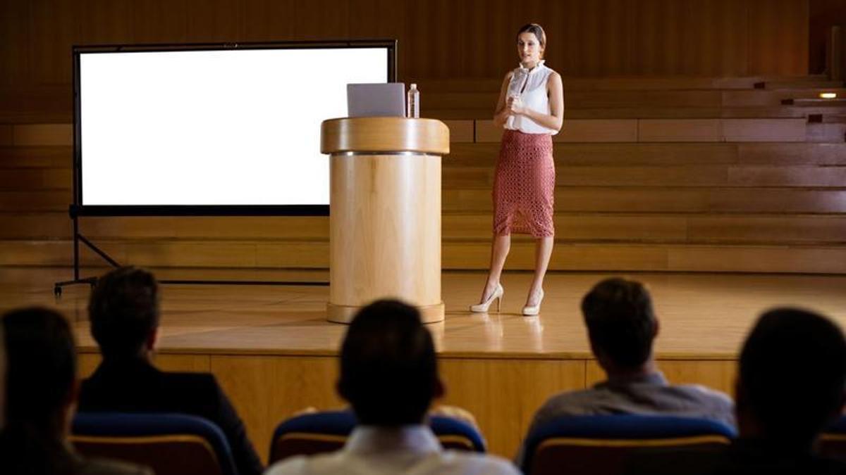 Una dona fent una presentació, en una imatge de recurs.