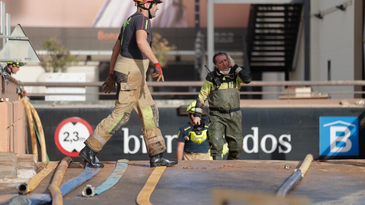 Efectivos de la UME y Bomberos extraen agua del aparcamiento del centro comercial Bonaire.