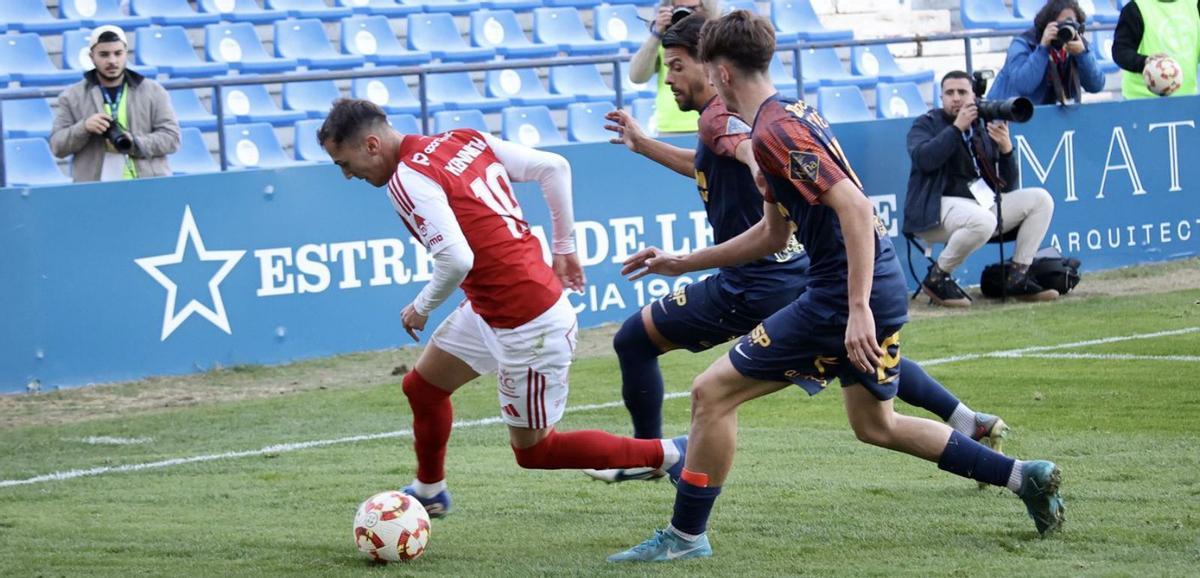 1. Kenneth Soler con el esférico. 2- Pedro León posa con la copa de campeón. 3- Cordialidad en las gradas. 4- La tangana entre ambos equipos. | JUAN CARLOS CAVAL
