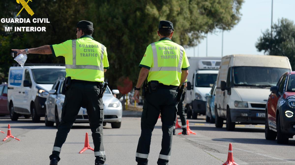 Agentes de la Guardia Civil de Tráfico en un control.