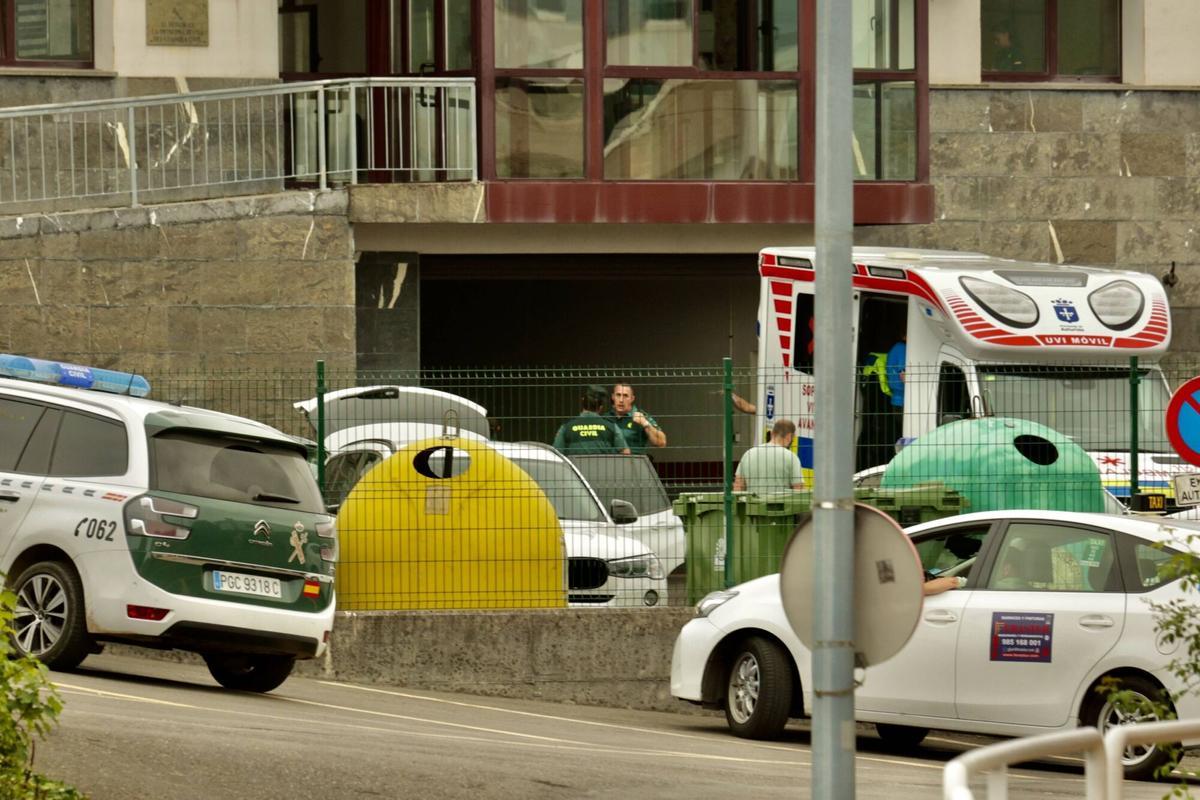 En imágenes: un guardia civil mata a su exmujer en el cuartel de Llanes y muere tras un tiroteo con compañeros en su huida En imágenes: un guardia civil mata a su exmujer en el cuartel de Llanes y muere tras un tiroteo con compañeros en su huida