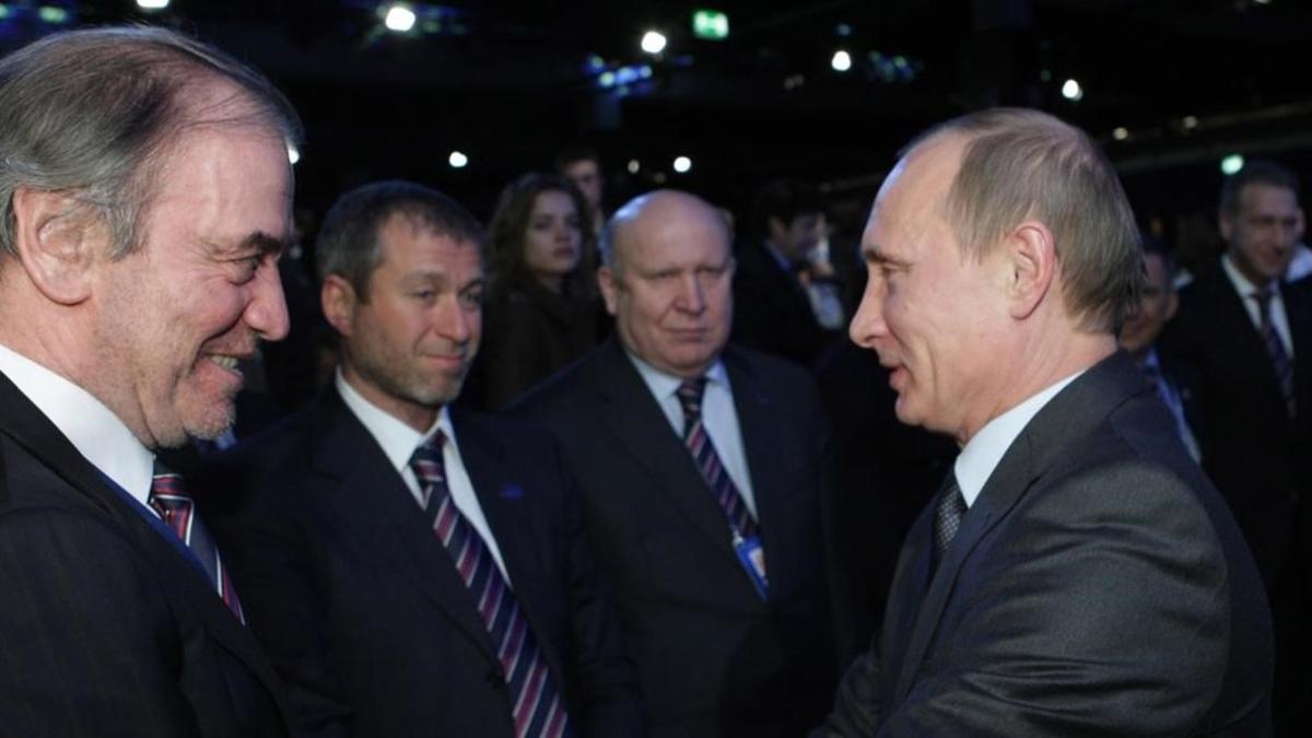 Putin (derecha) saluda a Abramovich (segundo por la izquierda), entre otras personalidades en un acto en Zúrich.