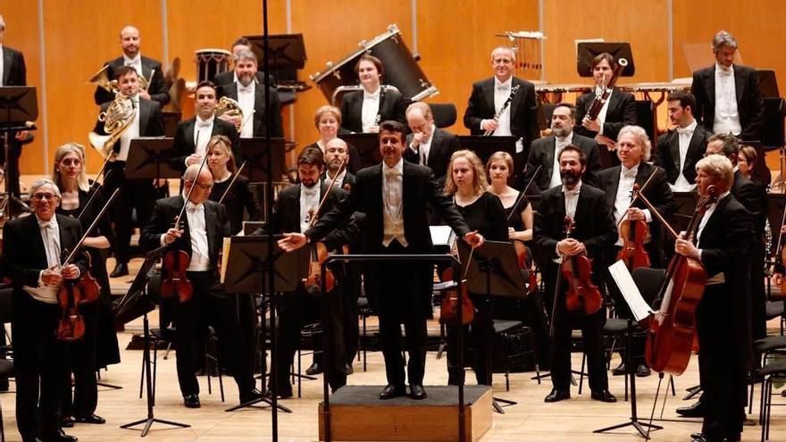 El director Rubén Gimeno y la OSPA, saludando al público ayer en el Auditorio.